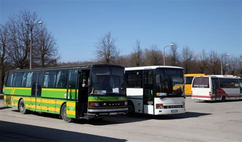 starppilsētu autobusu autobusi.